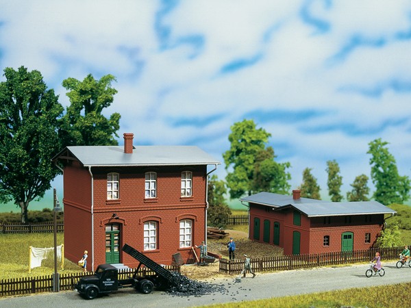 Auhagen 11389 H0-Modellbausatz, "Lokleitung mit Schuppen"