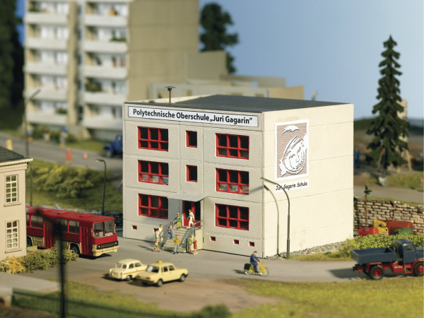 Piko 61150 H0-Modellbausatz, Plattenbau Schule - POS