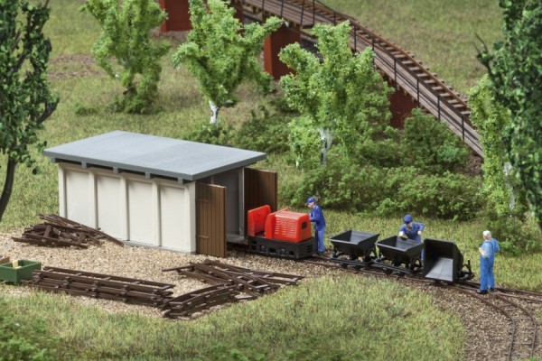 Auhagen 43700 TT-Modellbausatz, Feldbahnsetattrappe mit Lokschuppen