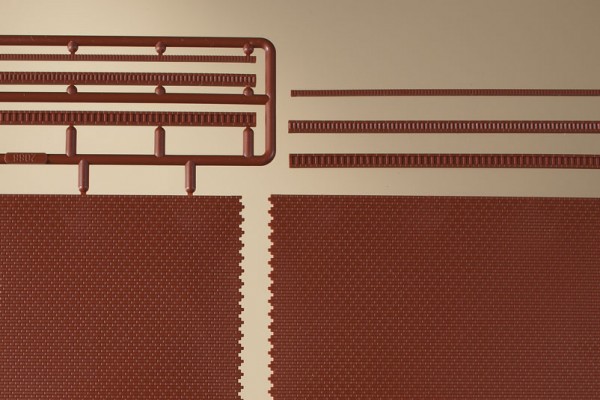 Auhagen 41205 H0 2-Dekorplatten, &quot;Ziegelmauern mit Zahnfriesvarianten&quot;, rot (verpackt)