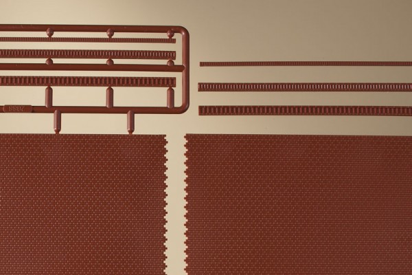Auhagen 41205 H0 2-Dekorplatten, "Ziegelmauern mit Zahnfriesvarianten", rot (verpackt)