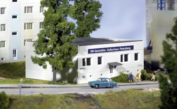 Piko 61148 H0-Modellbausatz, Plattenbau - Gaststätte