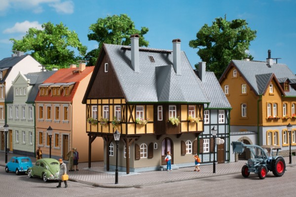 Auhagen 12343 H0/TT-Modellbausatz, Wohnhaus Bahnhofstraße 1