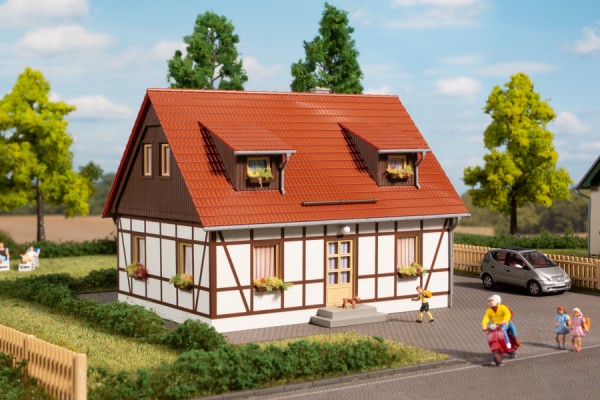Auhagen 11453 H0-Modellbausatz, Einfamilienhaus &quot;Fachwerkhaus&quot; modernisiert