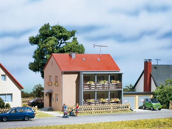 Auhagen 12236 H0/TT-Modellbausatz, Mehrfamilienhaus