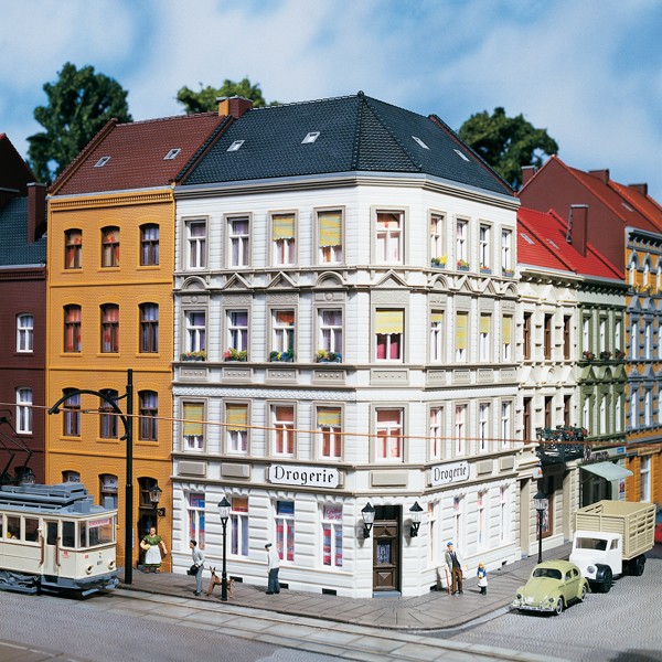 Auhagen 11398 H0-Modellbausatz, (Mehrfamilienhaus) - Eckhaus "Schmidtstrasse 25"