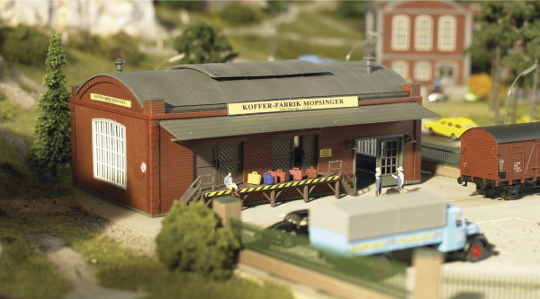 Piko 61833 H0-Modellbausatz, Koffer-Fabrik Mopsinger