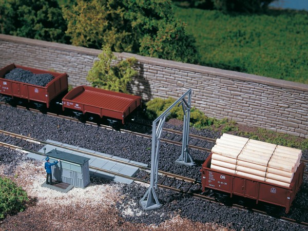 Auhagen 11404 H0-Modellbausatz, "Gleiswaage mit Lademaß"
