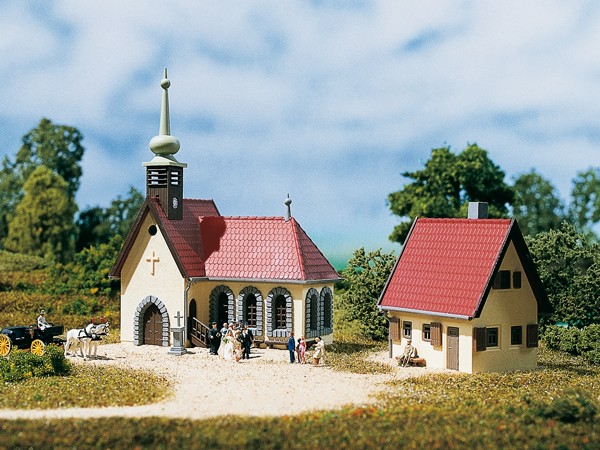 Auhagen 14461 N-Modellbausatz, Dorfkirche mit Pfarrhaus