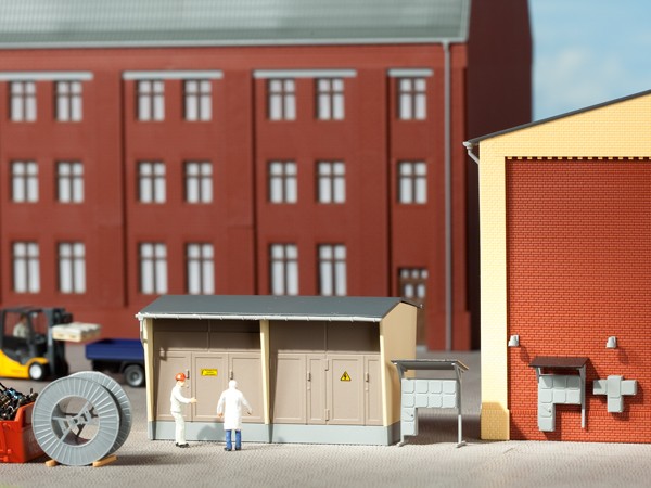 Auhagen 11427 H0-(Modellbausatz)/Ausgestaltung, Trafostation mit Zubehör