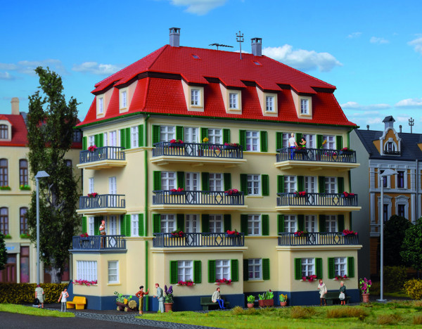 Kibri 38354 H0-Modellbausatz, Mehrfamilienhaus mit Balkon