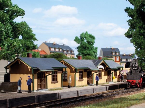 Auhagen 11358 H0-Modellbausatz, "Haltepunkt Oberrittersee mit Nebengebäude"