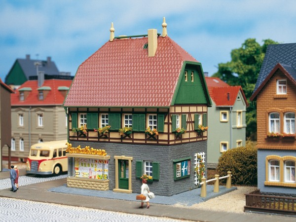 Auhagen 12347 H0/TT-Modellbausatz, Wohnhaus mit Laden