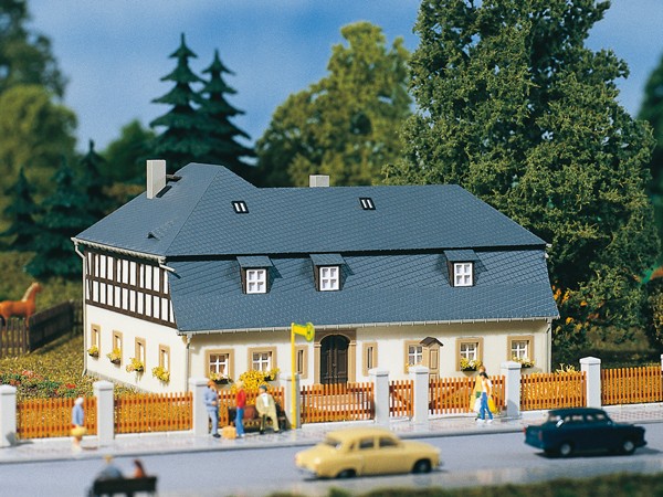 Auhagen 11385 H0-Modellbausatz, "(Mehrfamilienhaus) - Wohnhaus Mühlenweg 1"