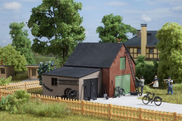 Auhagen 11408 H0-Modellbausatz, "Lagerschuppen mit Garage"