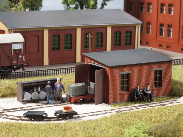 Auhagen 41708 H0-Modellbausatz, Feldbahnlokschuppen mit Tankstelle