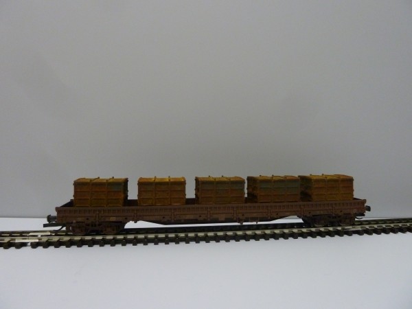 Tillig 15571 TT-Drehgestell-Flachwagen mit Seitenbord u. Ladung Ep. VI, eingestellt bei der CD
