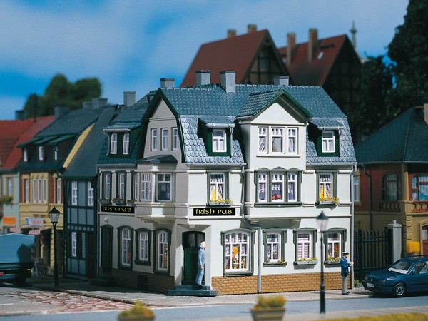 Auhagen 12255 H0/TT-Modellbausatz, Eckhaus Irish Pub