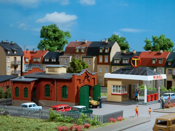 Auhagen 12227 H0/TT-Modellbausatz, Tankstelle mit Kfz-Werkstatt