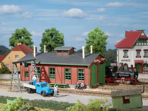 Auhagen 11355 H0-Modellbausatz, "Lokschuppen für Schmalspurbahnen", mit Bockkran - zweiständig