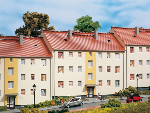 Auhagen 11402 H0-Modellbausatz, "(Mehrfamilienhaus) - 50-iger Jahre Wohnblock"