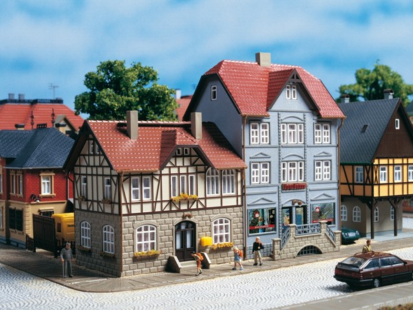 Auhagen 12346 H0/TT-Modellbausatz, Wohnhäuser Bahnhofstraße 9/11